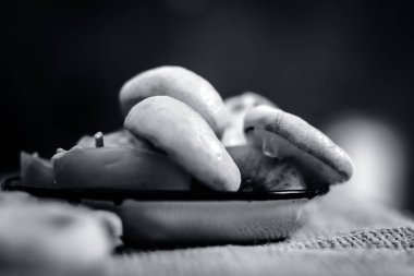 Küçük bir konteyner içinde Hint meze bakış topçu arka plan üzerinde kapatın