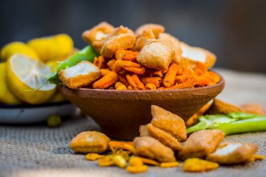 Hint meze, tikha gathiya, bhavnagri gathiya, yeşil soğuk ve salata ile bir aperatif olarak servis yakın çekim 