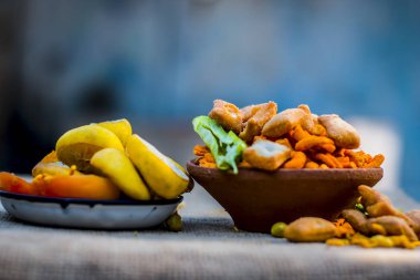 Küçük bir konteyner içinde Hint meze bakış topçu arka plan üzerinde kapatın