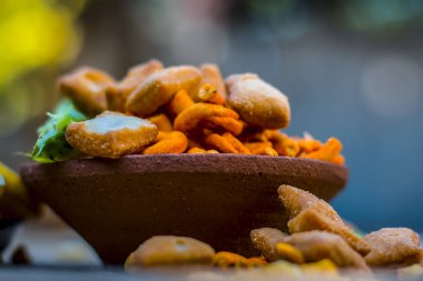 Küçük bir konteyner içinde Hint meze bakış topçu arka plan üzerinde kapatın