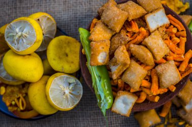 Küçük bir konteyner içinde Hint meze bakış topçu arka plan üzerinde kapatın