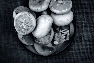 Küçük bir konteyner içinde Hint meze bakış topçu arka plan üzerinde kapatın