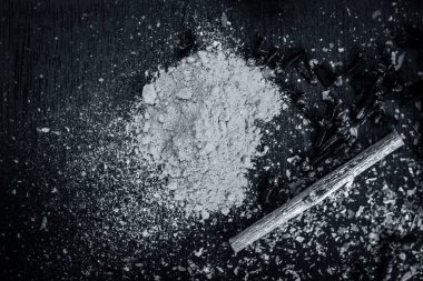 Hint leylak ve ahşap yüzey üzerinde zerdeçal tozu 