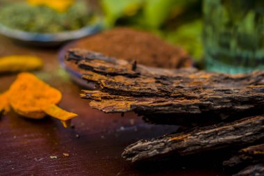 Hint Lila ile yaprakları ve ham güç zerdeçal tozu