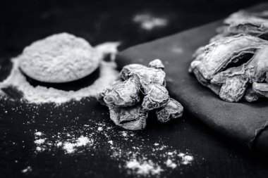 Onun toz kuru zencefil görünümünü kapat