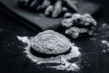 Onun toz kuru zencefil görünümünü kapat