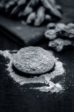 Onun toz kuru zencefil görünümünü kapat