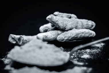 Zerdeçal kök ve onun toz bir ahşap yüzeye 