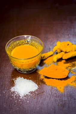 Curcuma longa, zerdeçal çay ham zerdeçal ile şeffaf bir fincan