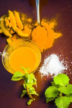 Zerdeçal, çay Curcuma longa, Haldi, Ajwain, Trachyspermum annem ve tuz 