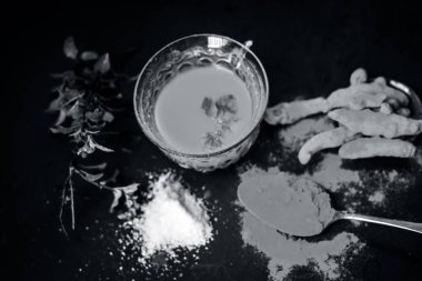 Zerdeçal, çay Curcuma longa, Haldi, Ajwain, Trachyspermum annem ve tuz 