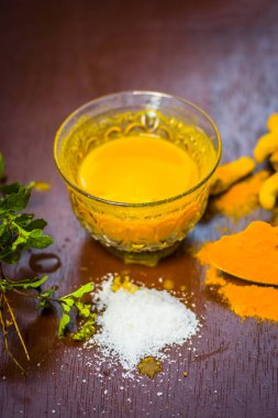 Zerdeçal, çay Curcuma longa, Haldi, Ajwain, Trachyspermum annem ve tuz 
