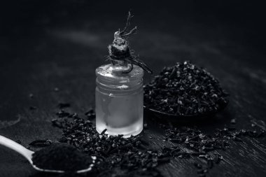 Karanfil ve onun yağ bir ahşap yüzeye.