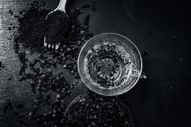 Karanfil tozu Ahşap yüzeyi ile çay