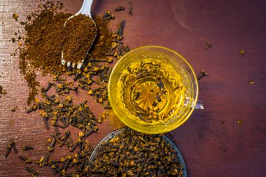 Karanfil tozu Ahşap yüzeyi ile çay