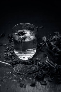 Ahşap masa üzerinde anason tohumları ile çay kapatır