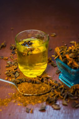 Ahşap masa üzerinde anason tohumu çay