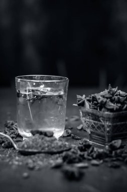 Ahşap masa üzerinde anason tohumları ile çay kapatır