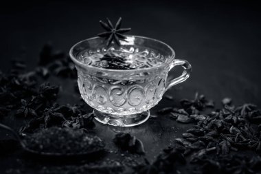 Ahşap masa üzerinde anason tohumu çay