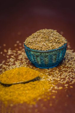 Kimyon tohumu ve ahşap yüzey üzerinde toz