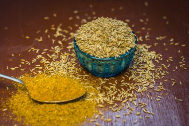 Kimyon tohumu ve ahşap yüzey üzerinde toz