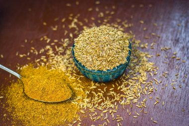 Kimyon tohumu ve ahşap yüzey üzerinde toz