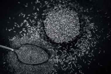 Kimyon ve onun bir kaşık toz görünümü bir ahşap yüzeye kadar kapatın