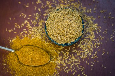 Kimyon ve onun bir kaşık toz görünümü bir ahşap yüzeye kadar kapatın