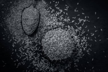 Kimyon ve onun bir kaşık toz görünümü bir ahşap yüzeye kadar kapatın