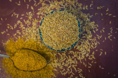 Kimyon ve onun bir kaşık toz görünümü bir ahşap yüzeye kadar kapatın