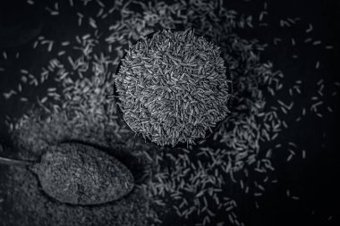 Kimyon ve onun bir kaşık toz görünümü bir ahşap yüzeye kadar kapatın