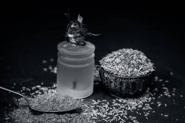 Siyah kimyon tohumu ve ayıklanan petrol kapat 