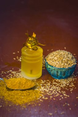 Siyah kimyon tohumu ve ahşap masa üzerinde ayıklanan petrol