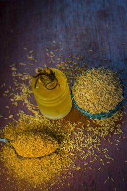 Siyah kimyon tohumu ve ahşap masa üzerinde ayıklanan petrol