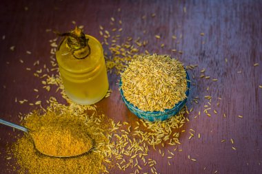 Siyah kimyon tohumu ve ahşap masa üzerinde ayıklanan petrol