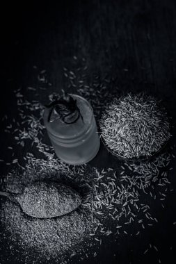 Siyah kimyon tohumu ve ayıklanan petrol kapat 