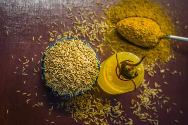 Siyah kimyon tohumu ve ahşap masa üzerinde ayıklanan petrol