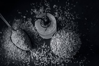 Siyah kimyon tohumu ve ayıklanan petrol üstten görünüm 