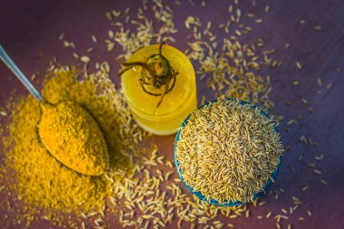 Siyah kimyon tohumu ve ahşap masa üzerinde ayıklanan petrol