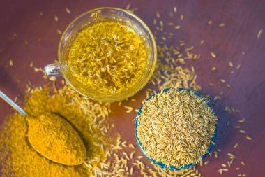 Bardakta çay ve masada baharatlar.