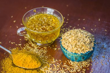 Kimyon, toz ve onun çay Ahşap yüzeyi ile.