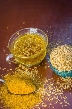 Kimyon, toz ve onun çay Ahşap yüzeyi ile.