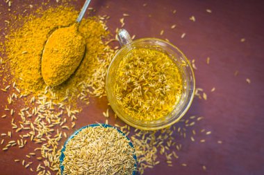 Kimyon, toz ve onun çay Ahşap yüzeyi ile.