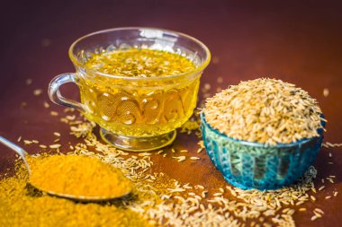 Kimyon, toz ve onun çay Ahşap yüzeyi ile.