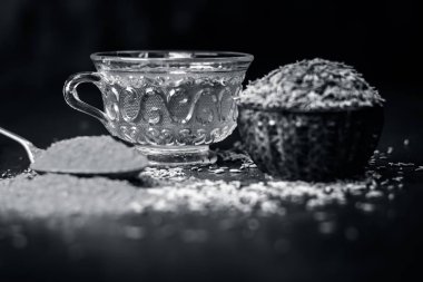 Kimyon, toz ve onun çay Ahşap yüzeyi ile.