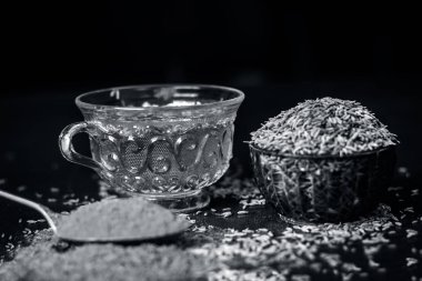 Kimyon, toz ve onun çay Ahşap yüzeyi ile.