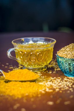 Kimyon, toz ve onun çay Ahşap yüzeyi ile.