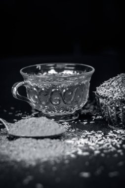 Kimyon, toz ve onun çay Ahşap yüzeyi ile.