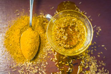 Kimyon, toz ve onun çay Ahşap yüzeyi ile.