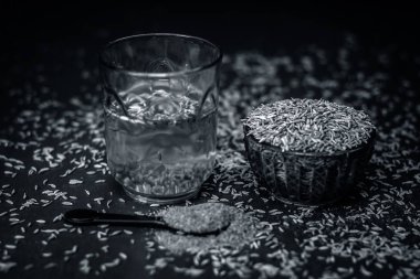 Kimyon tohumu, toz ve ahşap yüzeyde ayıklanan su ile